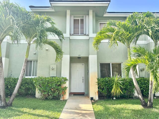 121 HIDDEN CT Road 11-C, Hollywood, FL 33023