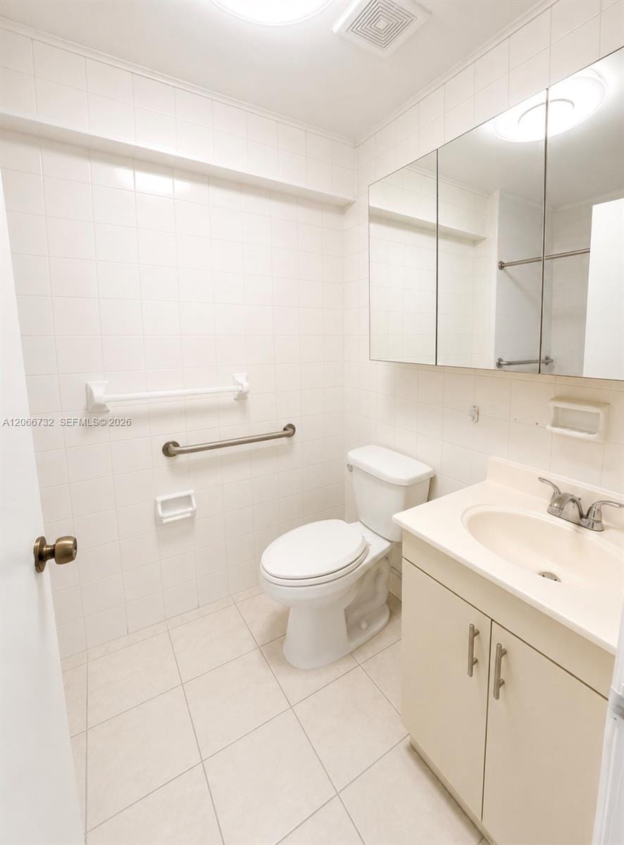 11710 S River Drive 204 — photo 2