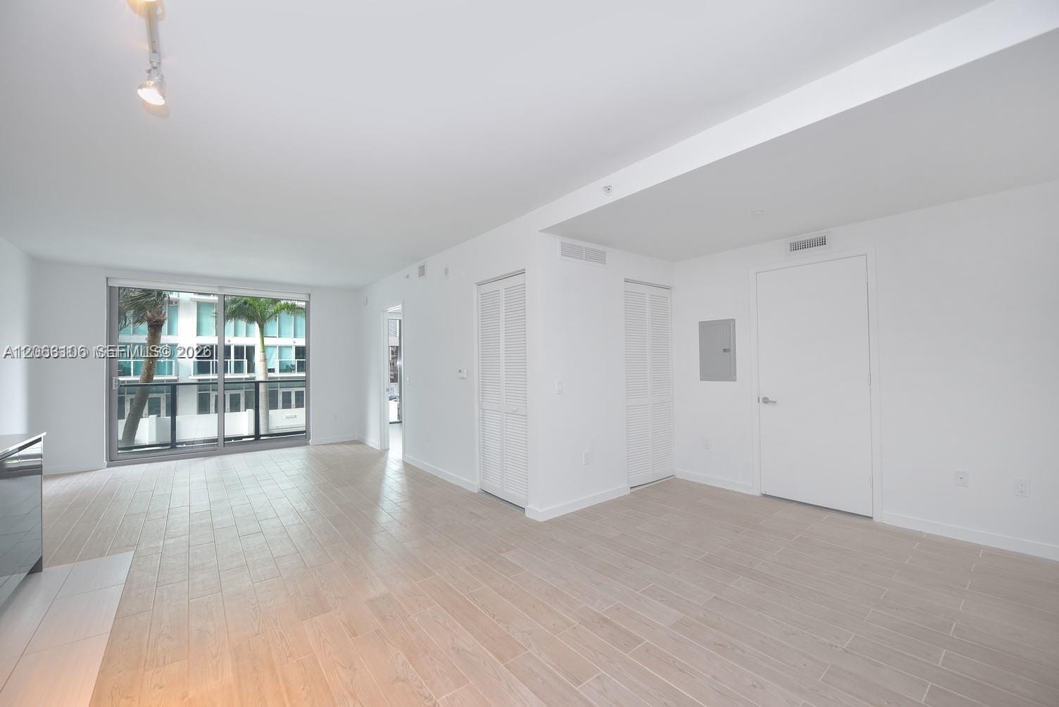 31 SE 6th Street 406, Miami, FL 33131 photo 2
