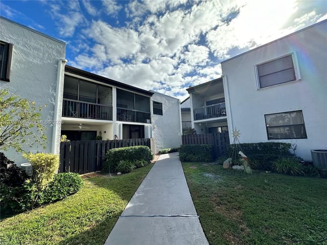 9427 Fontainebleau Boulevard 102-34, Miami, FL 33172