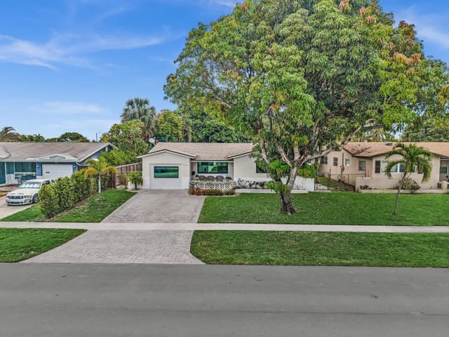 2001 N 52ND Avenue, sold in ZIP 33021, Hollywood, FL