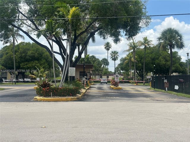 3121 NW 47th Terrace 212, Lauderdale Lakes, FL 33319