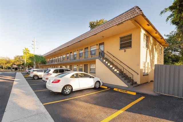 1151 NE 17th Court 27, Fort Lauderdale, FL 33305