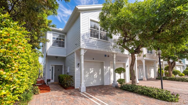 902 S Federal Highway 8, sold in ZIP 33460, Lake Worth Beach, FL