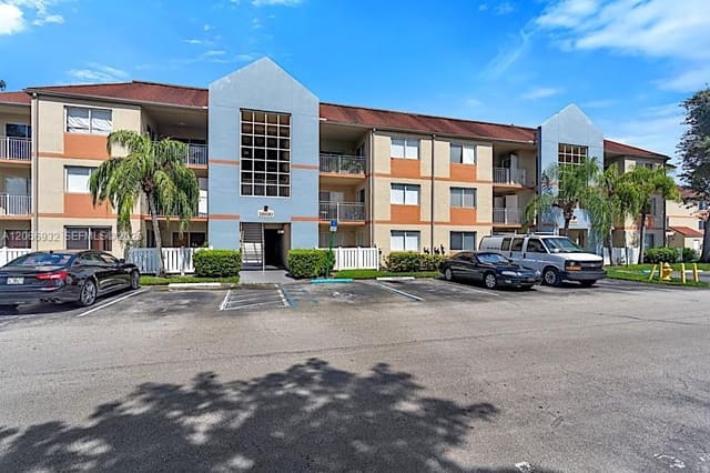 18830 NW 57th Avenue 304, Hialeah, FL 33015