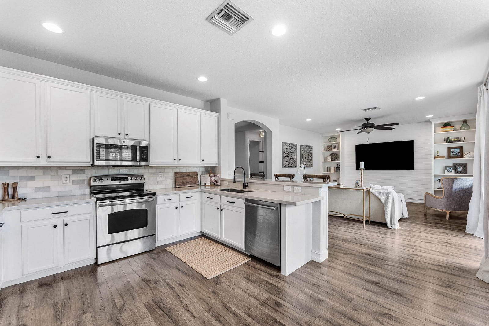 8421 CALABRIA LAKES Drive — photo 6