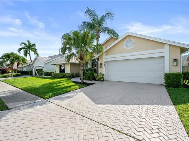 237 MOCCASIN Trail W, Jupiter, FL 33458