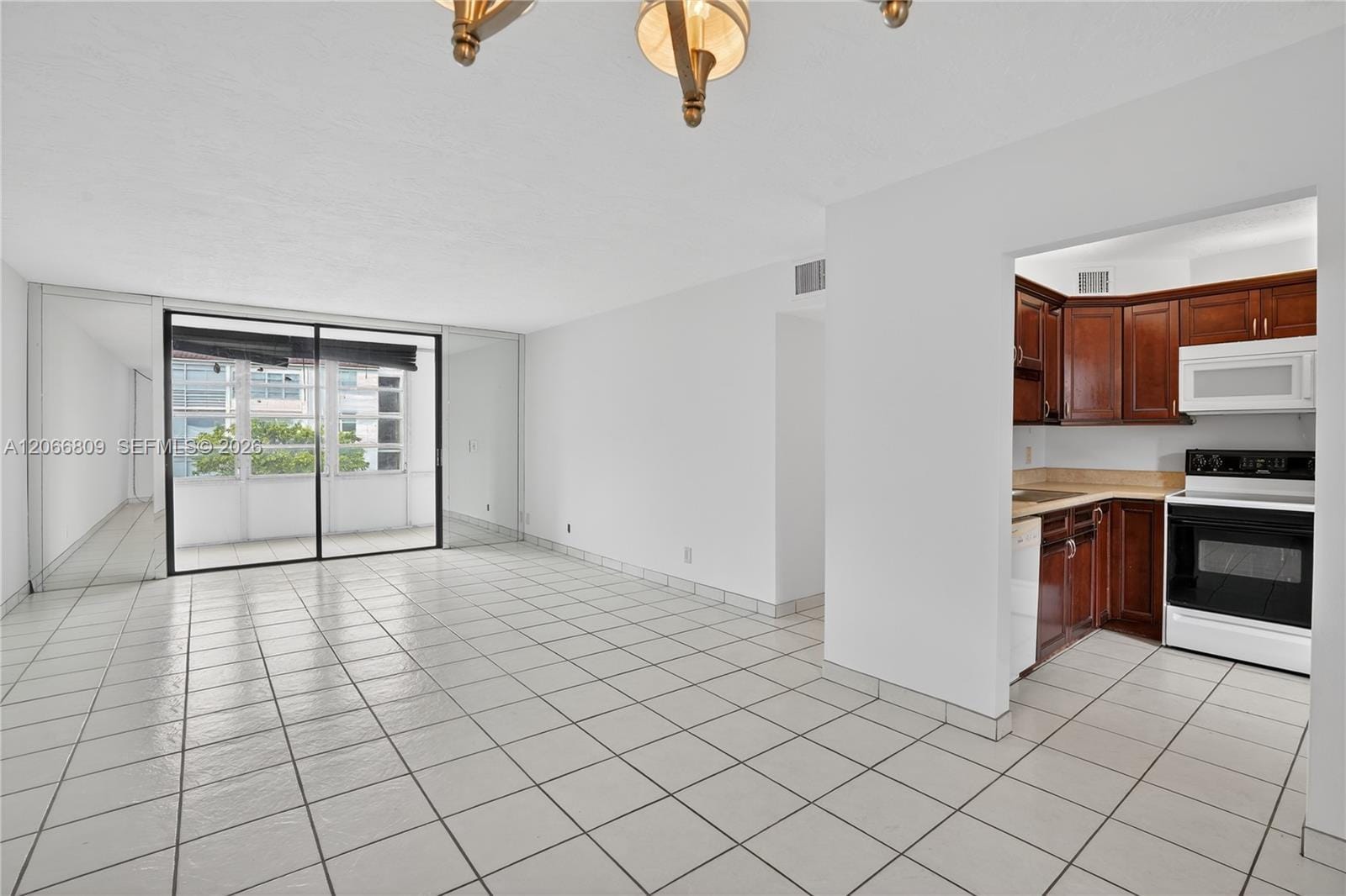 2821 Somerset Drive 317 — photo 2