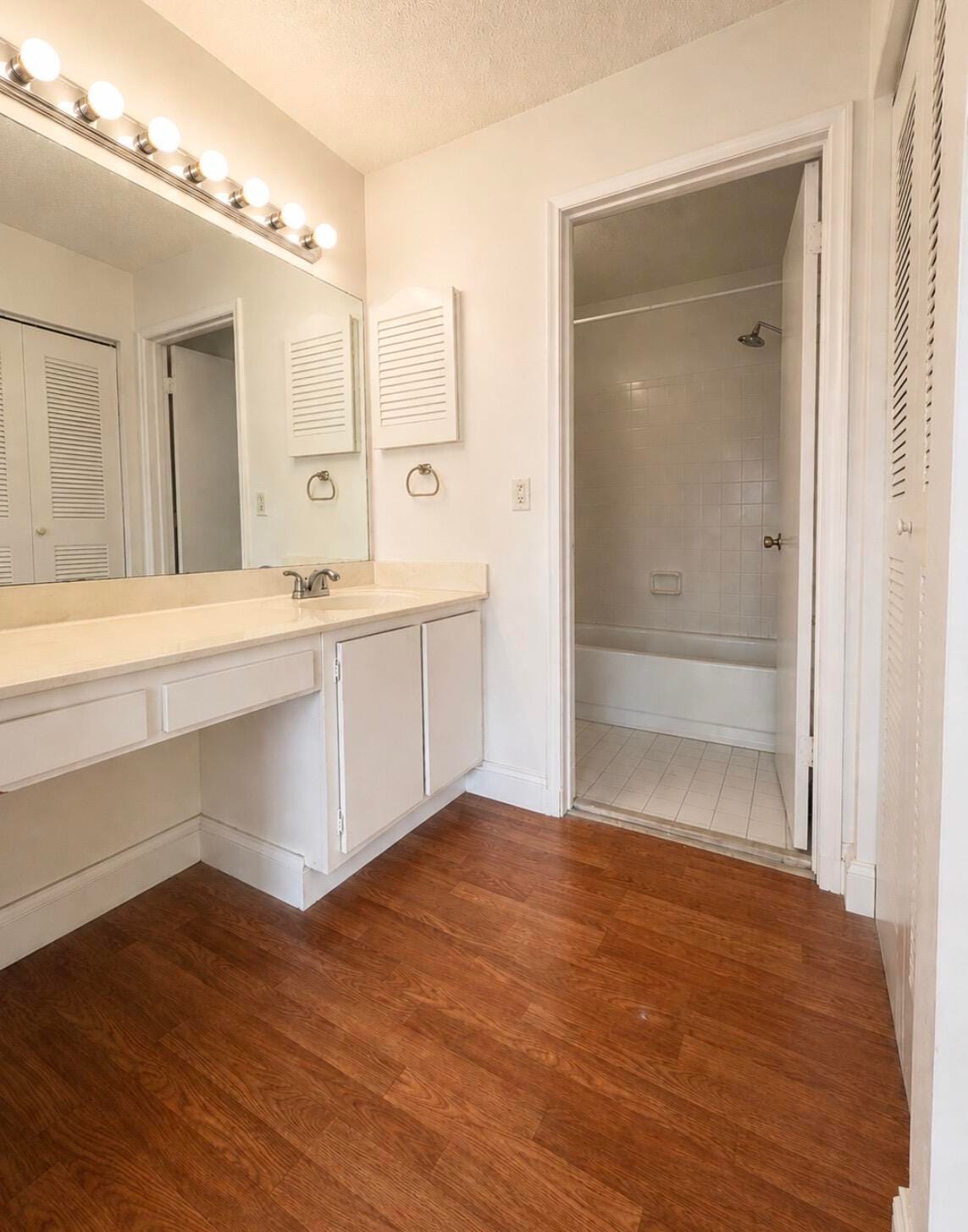 206 Lakeview Drive E — photo 8