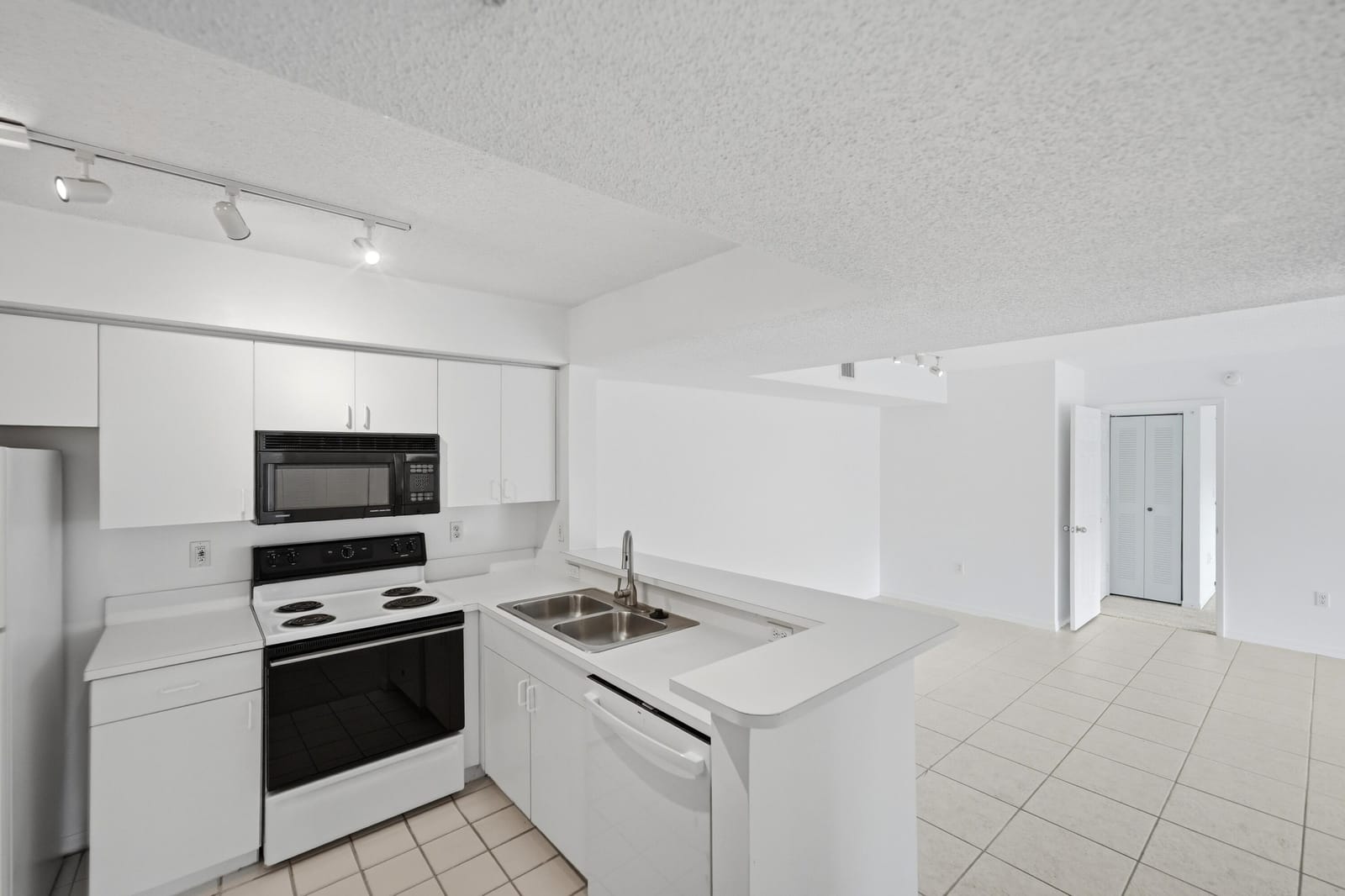 1640 N 42ND Circle 209 — photo 3