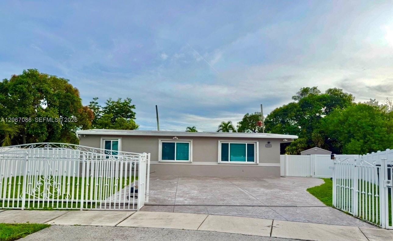 4580 SW 39th Street — photo 2