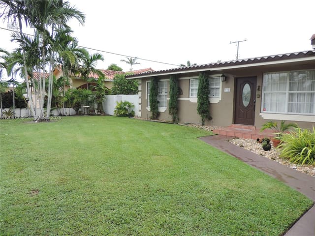 990 W 56th Street, Hialeah, FL 33012