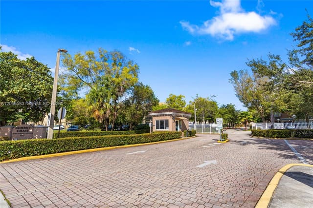 8501 NW 8th Street 106, Miami, FL 33126