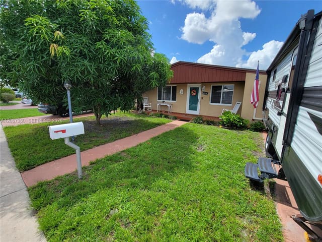 1316 W 61st Place, Hialeah, FL 33012