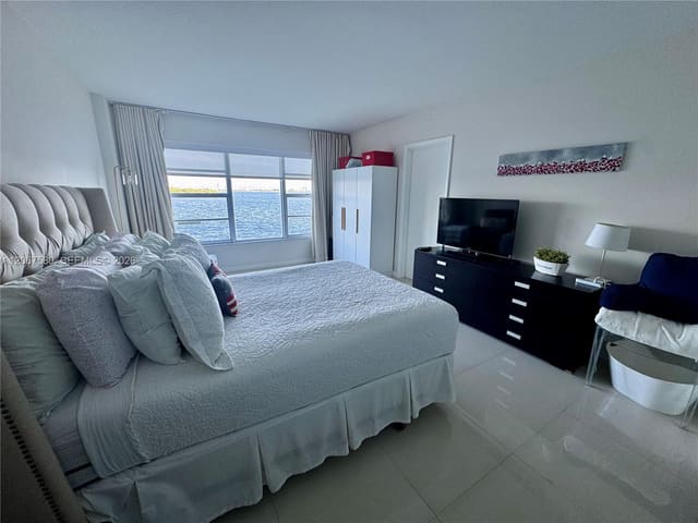 11111 Biscayne Boulevard 2B, Miami, FL 33181