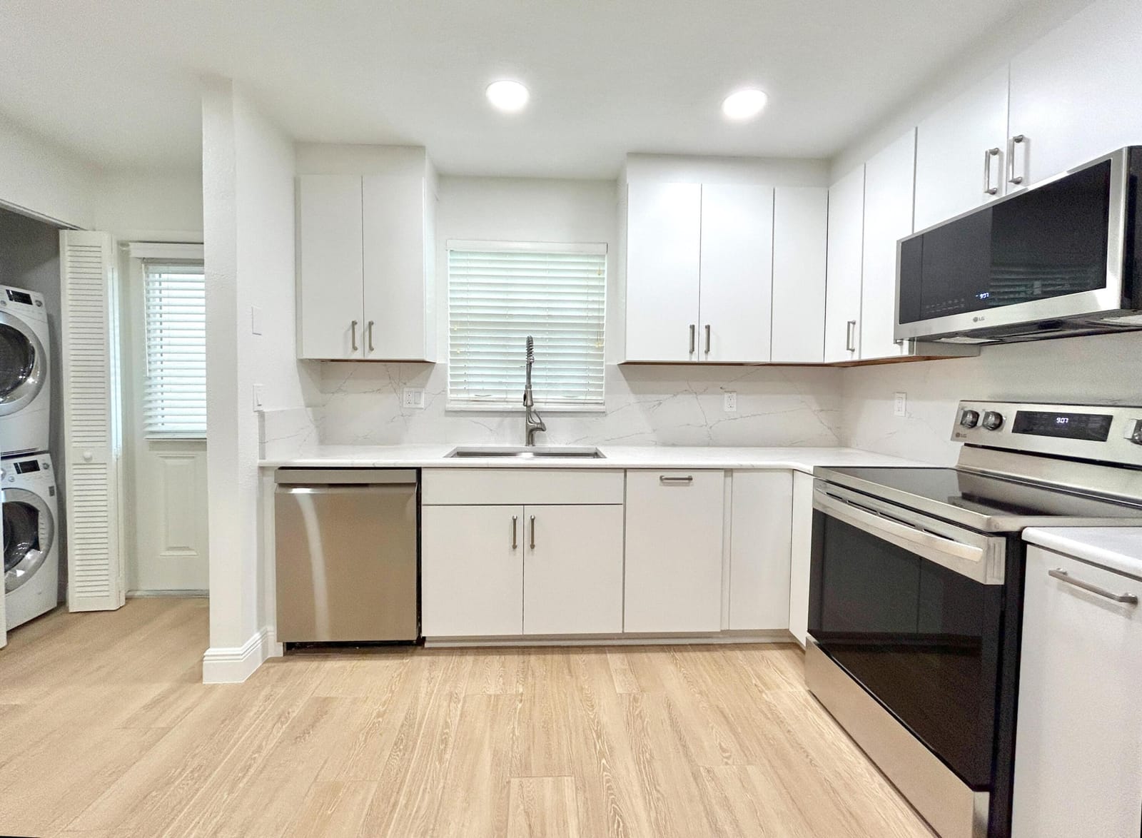 900 Jasmine Lane — photo 2