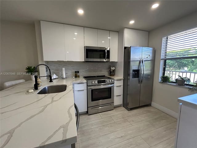 10130 Sunrise Lakes Boulevard 207, Sunrise, FL 33322