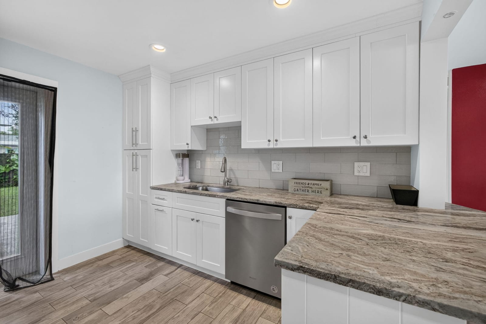 216 E 24th Street — photo 11