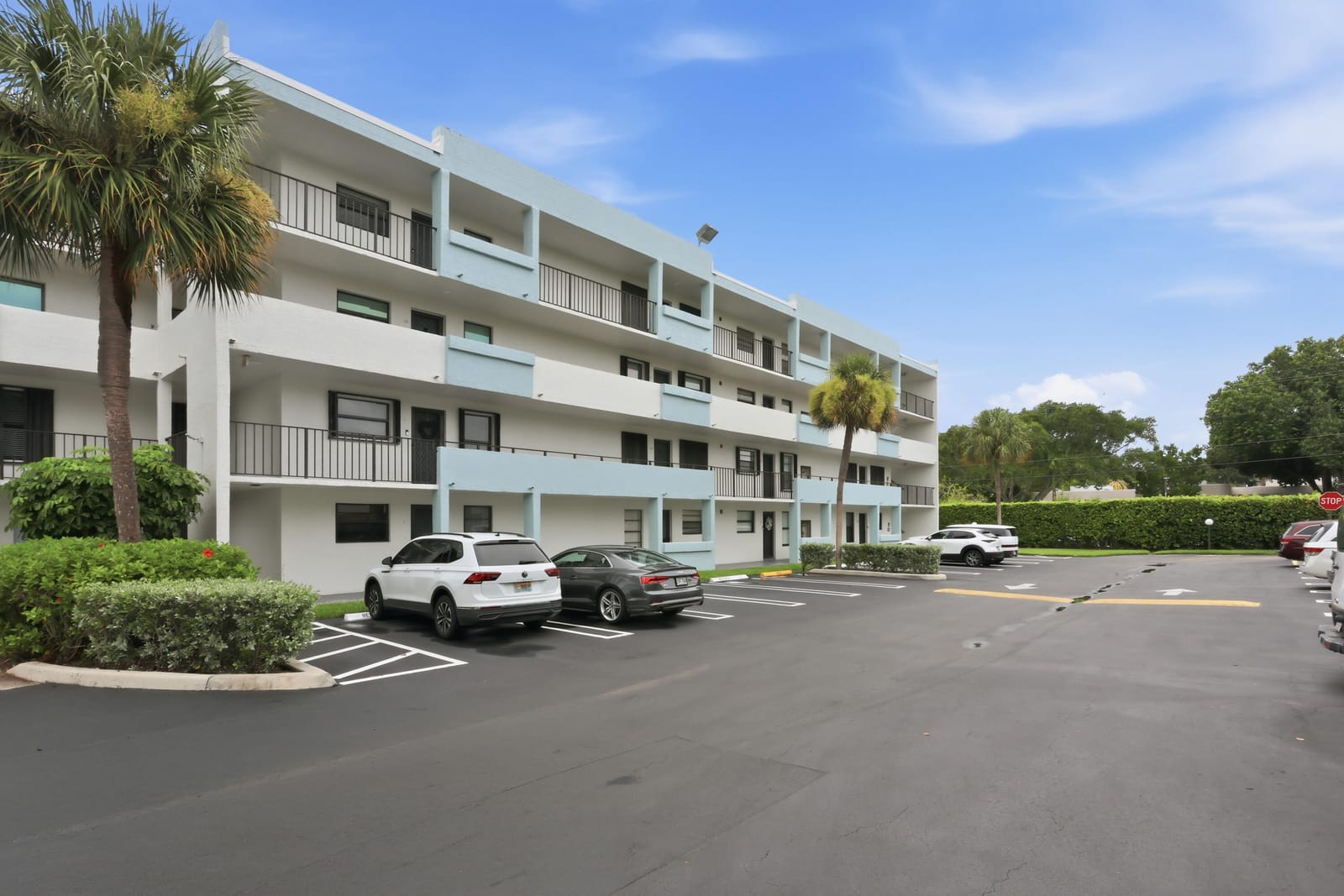 555 BANYAN TREE Lane E 410 — photo 1