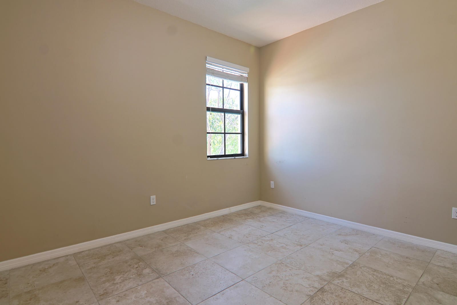 634 NE 193RD Terrace, Miami, FL 33179 photo 25