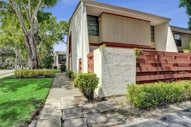 2999 Lakewood Lane, sold in Family Townhouses Of The, Hollywood, FL