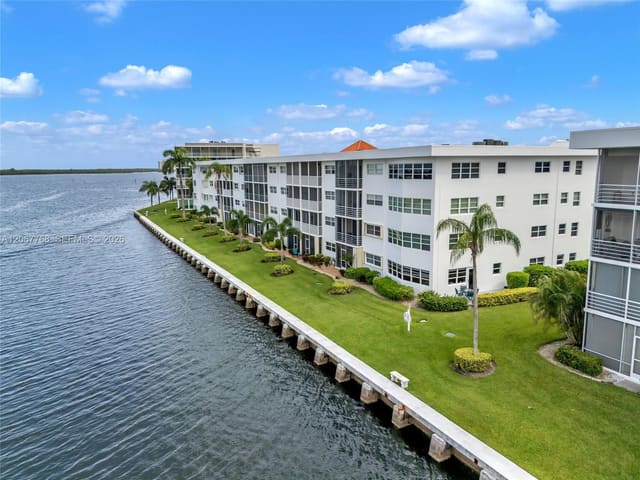 28 Yacht Club Drive 202, Ports O Call Condo S A B, North Palm Beach, FL