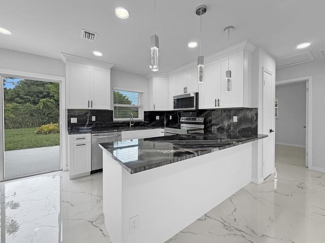2030 NE 1st Lane, Boynton Beach, FL 33435