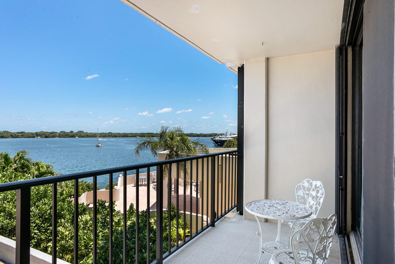 130 LAKESHORE Drive 322 — photo 4