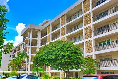 2801 N PALM AIRE Drive 405 — photo 3