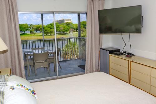2801 N PALM AIRE Drive 405 — photo 10