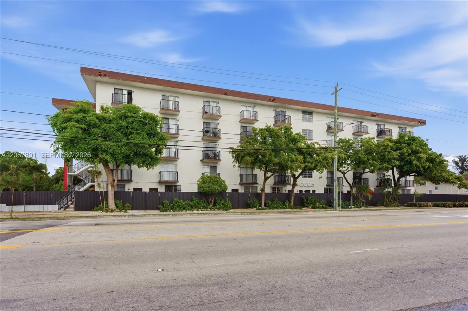 2520 N Andrews Avenue 305 — photo 9
