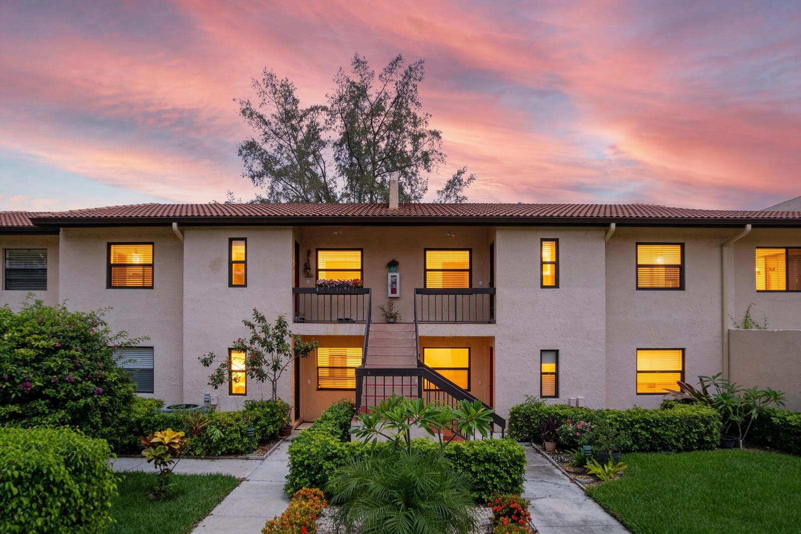 9286 VISTA DEL LAGO F