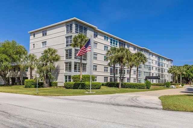 2333 Indian River Boulevard 306, Vero Beach, FL 32960