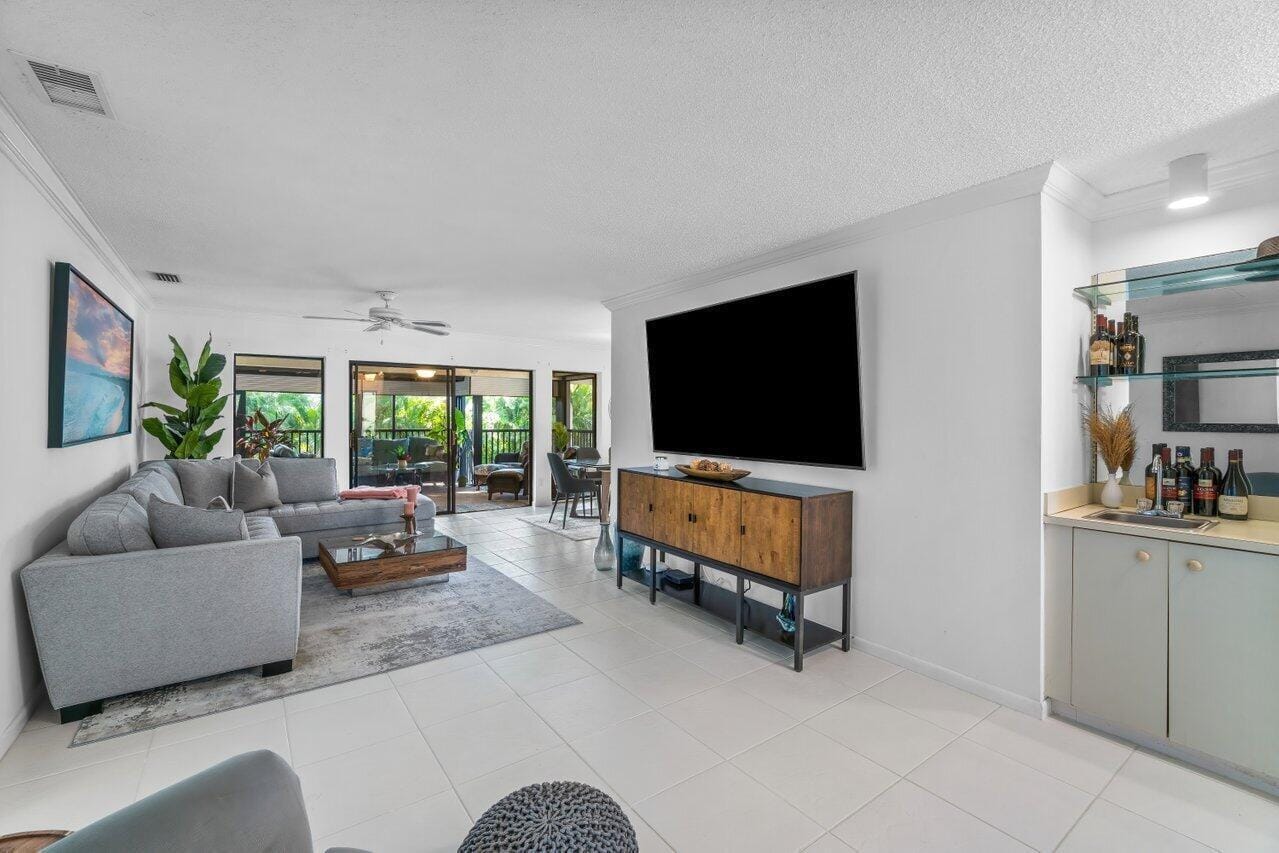 50 PELICAN POINTE Drive 2050 — photo 4