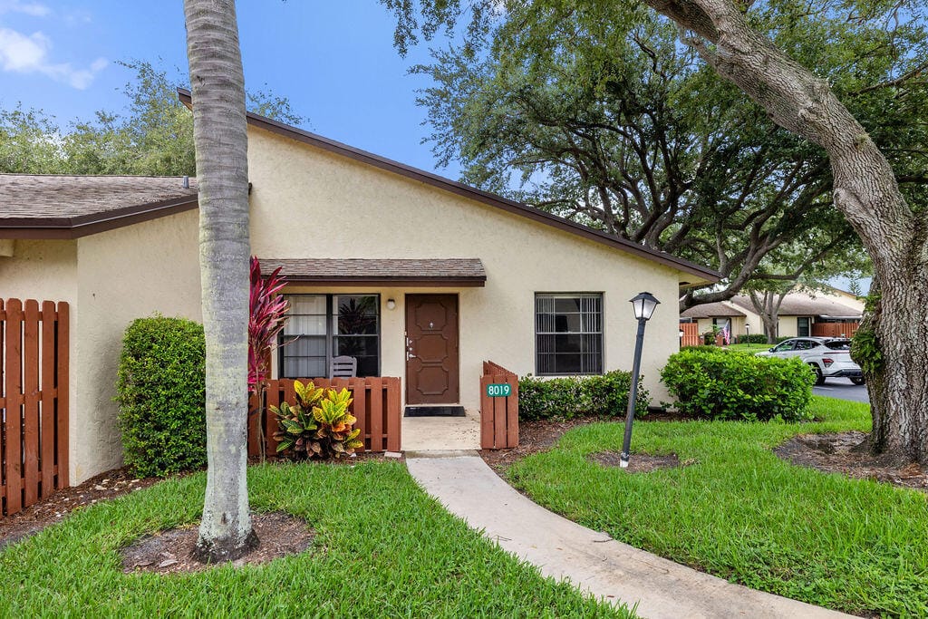 8019 SE Villa Circle — photo 2
