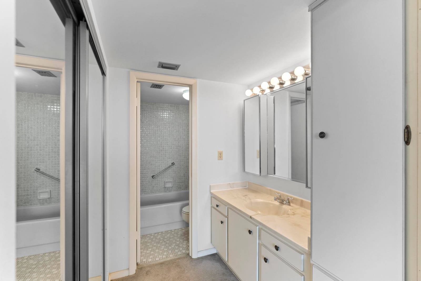 900 COLONY POINT Circle 511, Pembroke Pines, FL 33026 photo 27