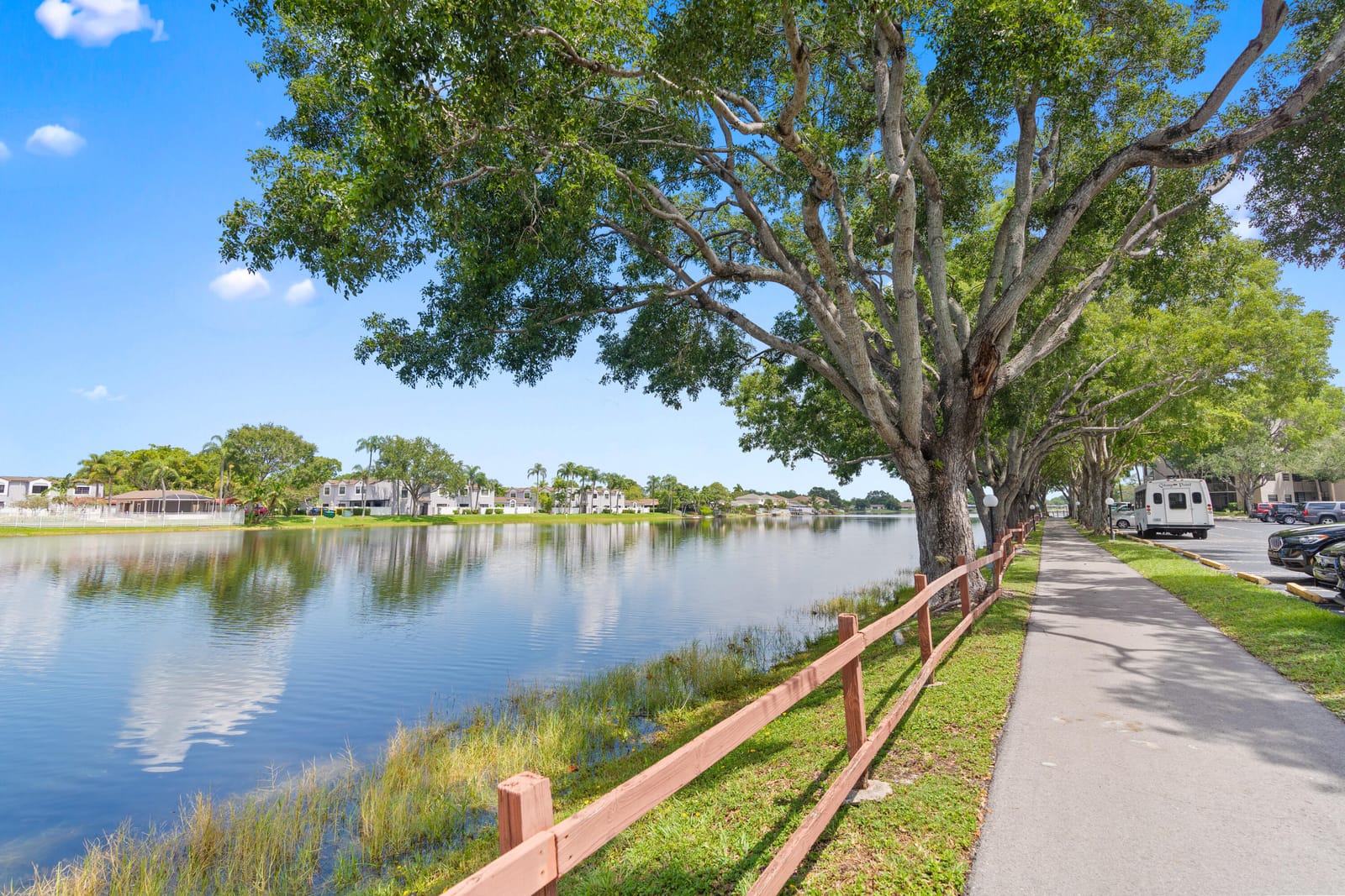 900 COLONY POINT Circle 511, Pembroke Pines, FL 33026 photo 5