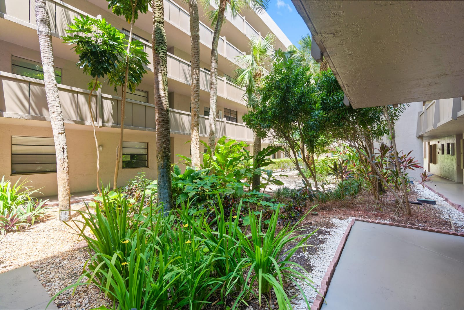 900 COLONY POINT Circle 511, Pembroke Pines, FL 33026 photo 8