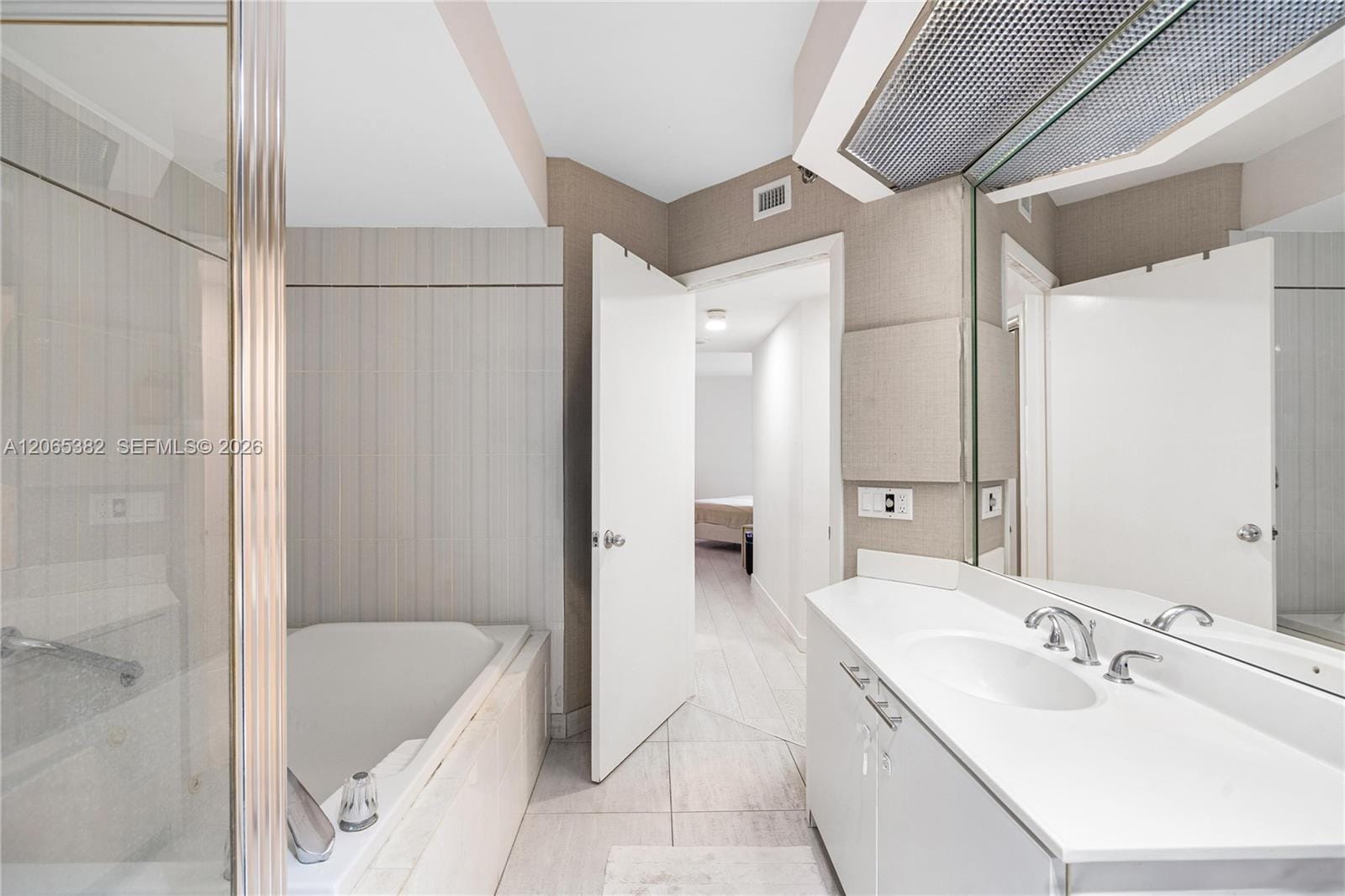 20185 E Country Club Drive 604+DEN — photo 10