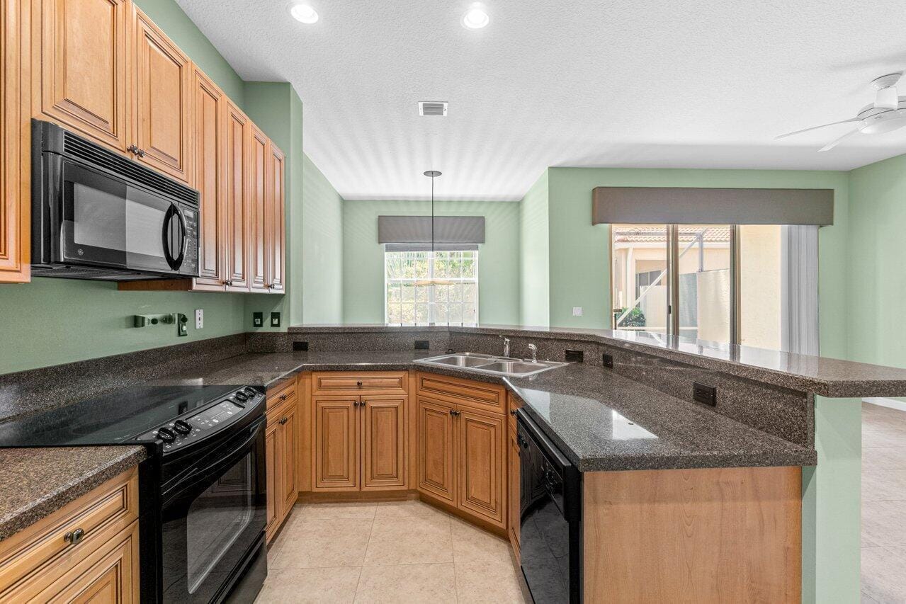526 COMMONS Drive — photo 7