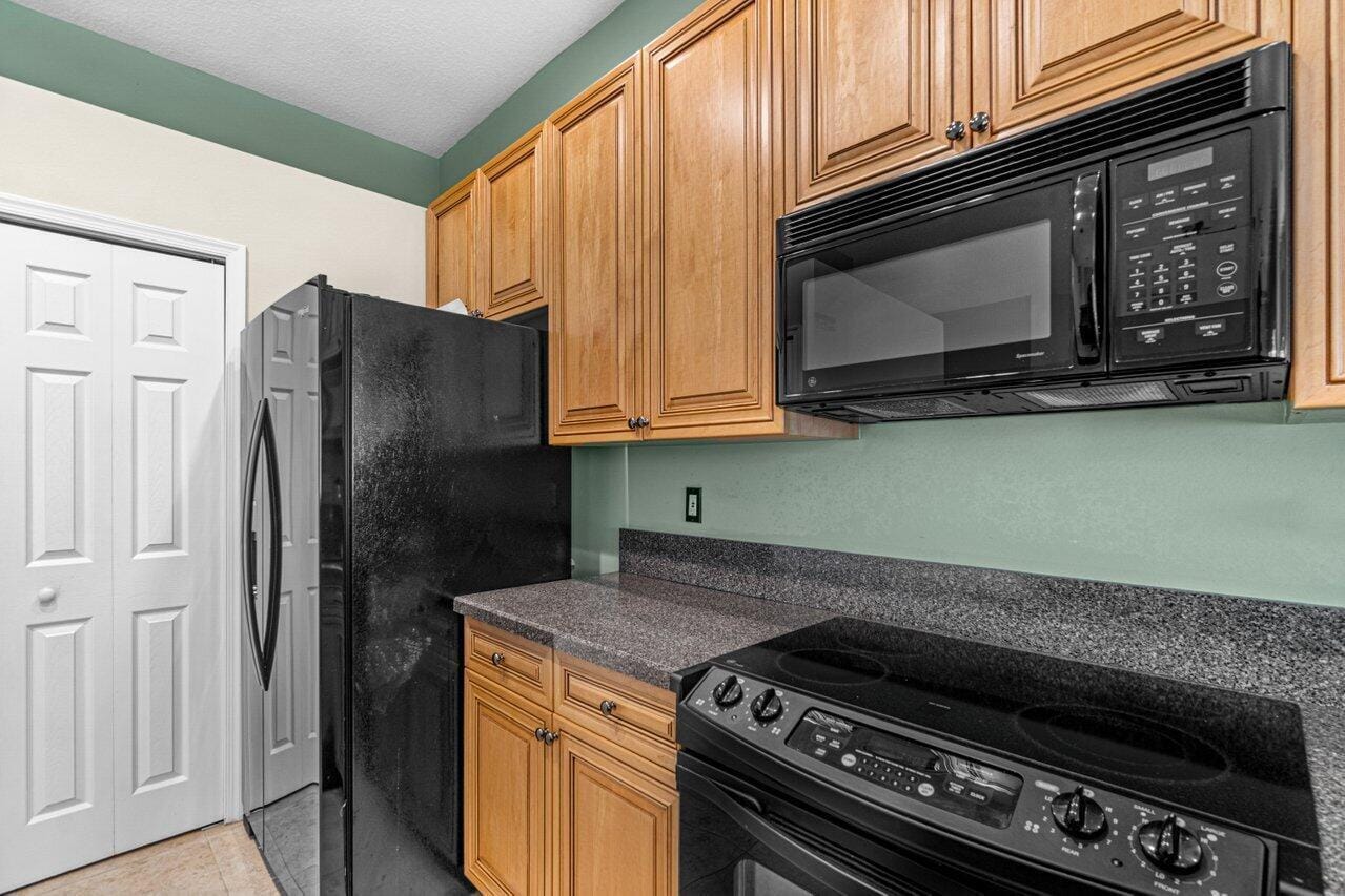 526 COMMONS Drive — photo 8
