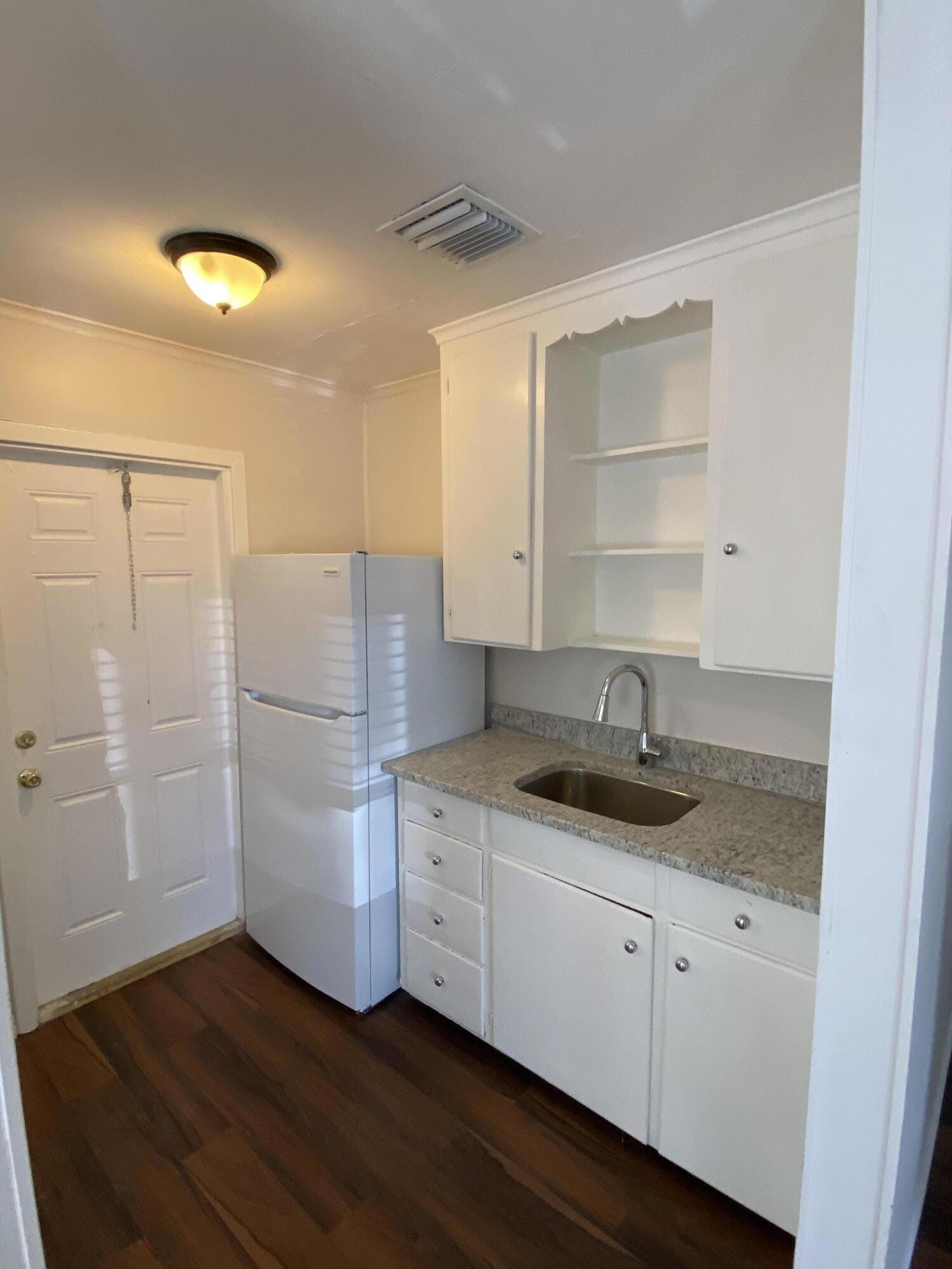 816 W 4TH Street — photo 2