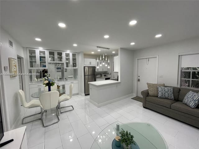 1407 NE 56th Street 103, Fort Lauderdale, FL 33334