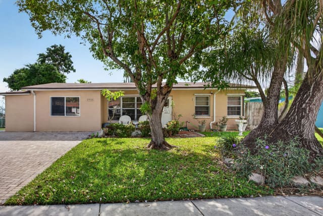 2750 NE 9TH Terrace, sold in Cresthaven No 4, Pompano Beach, FL