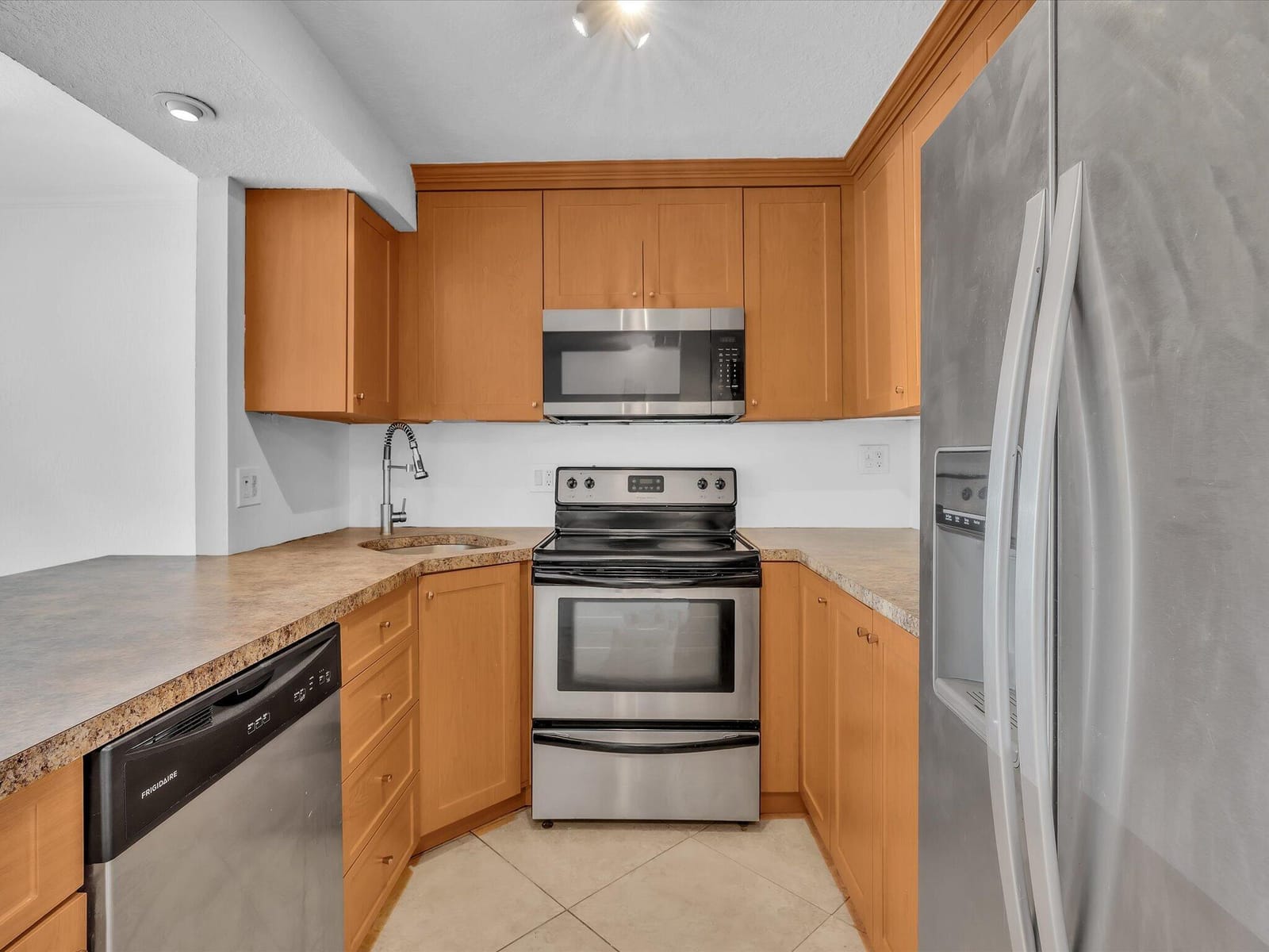 3002 NE 5th Terrace 105-B — photo 4