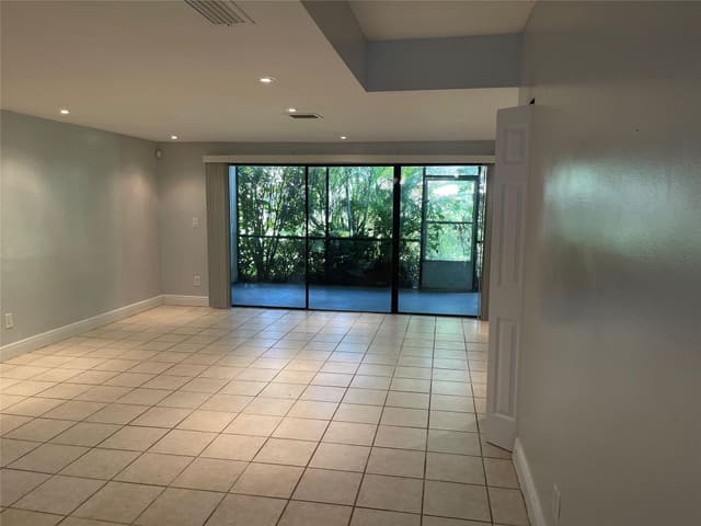 8843 SPRINGTREE LAKES Drive, Springtree Lakes, Sunrise, FL