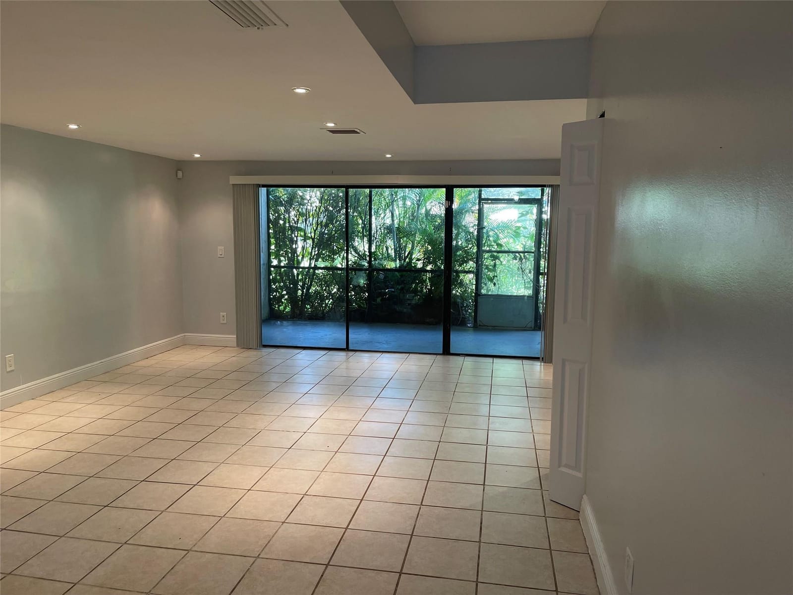 8843 SPRINGTREE LAKES Drive, Sunrise, FL 33351