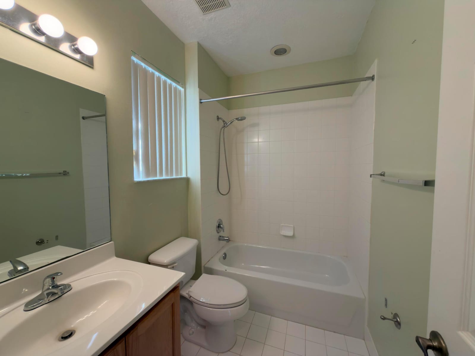 1712 Carvelle Drive — photo 2