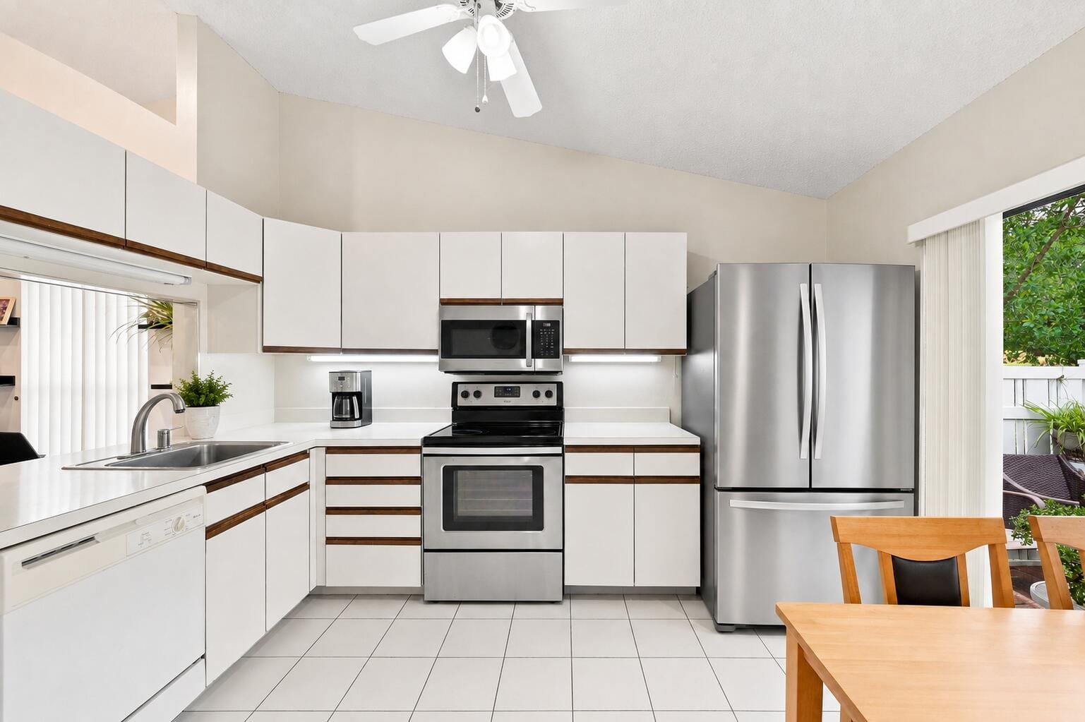 3200 Carambola Circle S — photo 6
