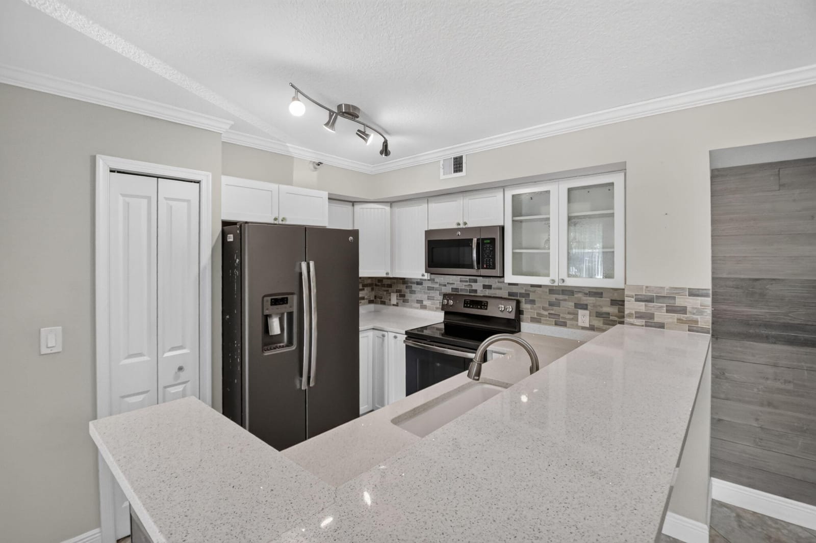 110 YACHT CLUB Way 103, Hypoluxo, FL 33462